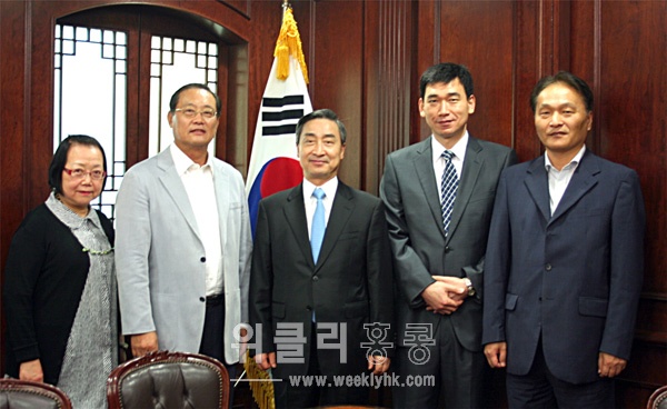 ▲ 10월14일부터 재외선거관리를 위하여 홍콩총영사관 재외선거관리위원회가 설치·운영된다. (왼쪽부터 송영란 위원, 이병욱 위원장, 전옥현 주홍콩총영사, 남기종 부위원장, 진현용 위원)