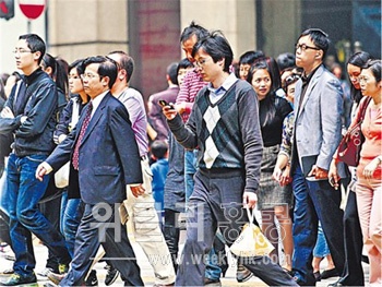 ▲ 홍콩 통계처 자료에 의하면 홍콩의 1인당 국내총생산(GDP)은 과거 20년 동안 1.4배 증가한 데 반해 동기간 취업인구의 월수입 중위수는 1.2배 증가했다. <사진 출처 : 경제일보(經濟日報) >