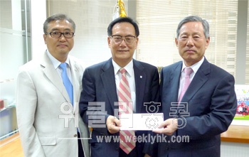 ▲ 홍콩한인회를 찾아 장학금과 발전기금을 전달하고 있는 최영우 자문. 왼쪽부터 성제환 한국국제학교 운영위원장, 최영우 자문, 김진만 한인회장