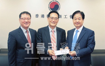 ▲ 홍콩한인상공회 최영우 임원이 상공회를 방문해 발전기금을 전달하고 있다. 왼쪽부터 윤봉희 사무총장, 최영우 임원, 신홍우 상공회장