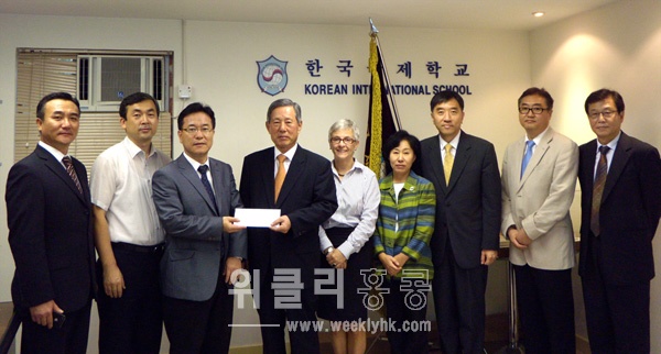 ▲ 지난 18일 홍콩한국교회협의회가 학교 강당의 음향시설 교체 등을 위해 써달라며 학교발전기금을 전달했다. 사진 왼쪽부터 윤석호·양운섭·김한덕 목사, 김진만 이사장, Mrs. Lynne Thomson 영어과정 교장, 오희석 교장, 이홍배 목사, 성제환 학교운영위원장, 변창석 학교사무처장