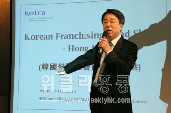 ▲ 한국프랜차이즈협회 박원휴 정책위원장이 홍콩 로드쇼에서 국내 유망 프랜차이즈 산업현황을 설명하고 있다. 