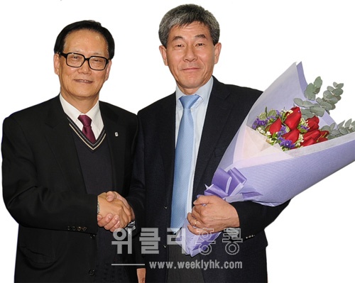 ▲ 지난 6일 치러진 홍콩한인회장 선거에서 제47대 한인회장으로 당선된 김구환 후보(오른쪽)가 최영우 후보(왼쪽)로부터 축하인사를 받고 있다.