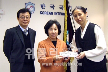 ▲ 사진설명 : 왼쪽부터 변창석 사무처장, 오희석 교장, 홍법원 고은경 교무