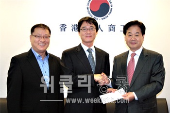 ▲장규찬 전 회장 장남인 장승엽 변호사 (중간)가 신홍우 회장(오른쪽)과 윤봉희 사무총장(왼쪽)을 만나 상공회관 건립기금을 전달하고 있다.