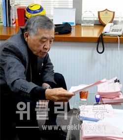 ▲ 분홍색 투표용지를 보여주며 확인작업을 하고 있는 이성진 선관위원장