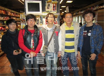 ▲ IFC City 슈퍼를 방문한 이천시 학생들과 KHFOOD 양시훈 대표가 이천쌀 코너 앞에서 기념촬영을 하고 있다.