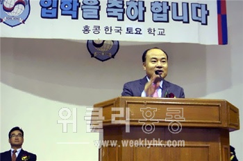▲ 신입생들을 환영하며 축사를 하고 있는 문익생 학교장