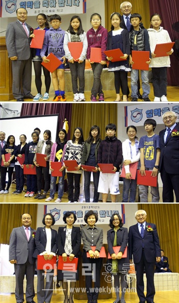 ▲ 홍은식 장학위원장(사진 오른쪽)이 우수학생과 4명의 교사에게 장학금과 격려금을 수여하고 문익생 교장 등과 함께 기념촬영을 하고 있다.