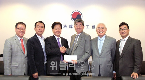 ▲ 한인회 제47대 한인회장단이 상공회를 방문해 상공회관 건립기금을 전달하고 있다. 사진 왼쪽부터 상공회 윤봉희 사무총장, 이갑수 부회장, 신홍우 회장, 한인회 김구환 회장, 홍은식 부회장, 김종국 전문이사
