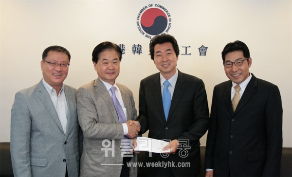 ▲ 중소기업은행 고대진 홍콩법인장(오른쪽에서 두 번째)이 지난 13일 홍콩한인상공회를 방문, 신홍우 회장(왼쪽에서 두 번째)에게 <창업자문센타 > 발전기금을 전달했다.
