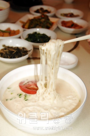 ▲ 삼목 콩국수는 참깨와 들깨를 함께 갈아 넣어 고소함이 입안가득한 게 특징