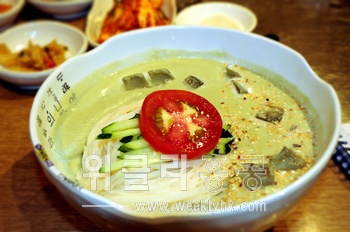 ▲ 이화원의 콩국수는 콩 중의 왕이라는 서태리로 콩국을 만들어 영양이 가득하다.