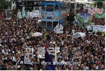 1일 홍콩 반환 15주년을 맞아 홍콩 시민 수십만 명이 거리에 나와 반중 시위를 벌이고 있다. ⓒAP=연합