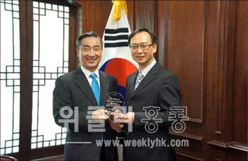 ▲ 전옥현 총영사(왼쪽)가 지난 해 우리 선원 구조에 기여한 공로로 찬궉와이 고급해사주임(오른쪽)에게 우리나라 국토해양부장관 표창을 전수하고 있다.
