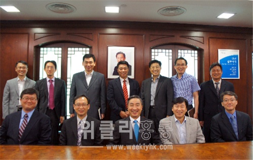 ▲ 찬궉와이 고급해사주임(아래줄 왼쪽에서 두 번 째)이 국토해양부장관 표창을 전수 받은 후 축하해주기 위해 참석한 영사관 직원들과 함께 기념촬영을 했다.