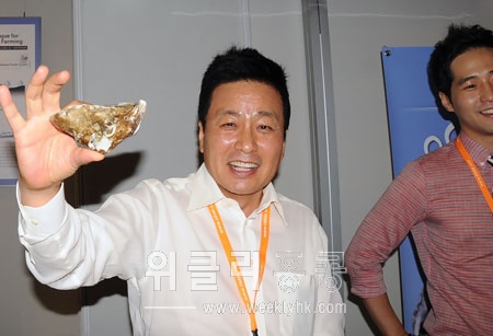 씨에버 정승훈 대표이사가 홍콩과 마카오에 수출길이 활짝 열렸다며 태안산 갯벌참굴을 들어 보이고 있다.