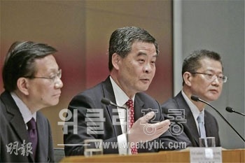▲ 렁춘잉 행정장관은 공급 확대에 중점을 둔 부동산 안정대책 10개 방안을 발표했다. <사진 출처 : 명보(明報) >