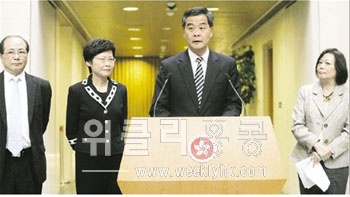 ▲ 지난 8일 렁춘잉 행정장관이 국민교육 교과과정 관련 지침을 보류하기로 했다고 발표하고 있다. <사진 출처 : 명보(明報) >