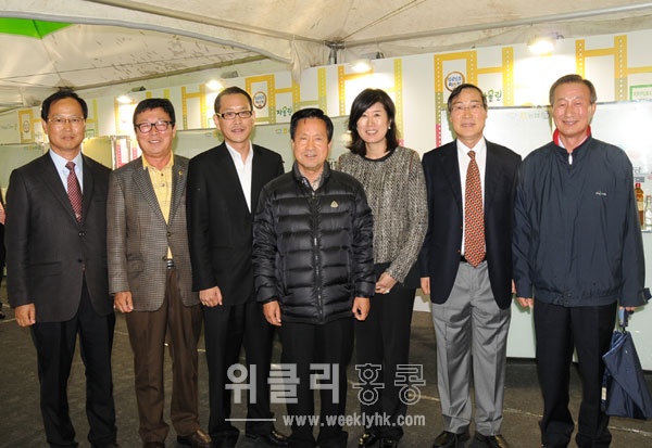 ▲ 쌀문화축제를 방문한 새누리당 유승우 의원(전 이천시장. 가운데)과 임미정 부회장 (오른쪽에서 세 번째), 양시훈 대표(왼쪽에서 세 번째)