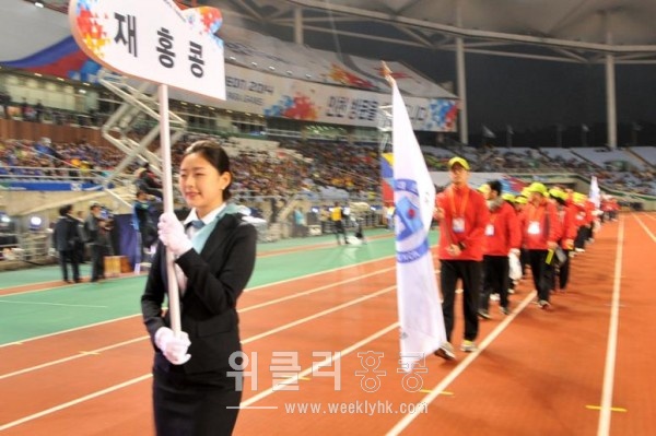 인천문학경기장에서 열린 개막식에 기수를 앞세워 입장한 70여명의 홍콩교포대표팀.
