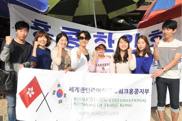 ▲ 위클리홍콩과 인터뷰 가진 각 대학 대표와 코윈홍콩 윤덕란 지회장 및 김옥희 담당관이 차세대 육성을 다짐하며 파이팅을 외치고 있다.