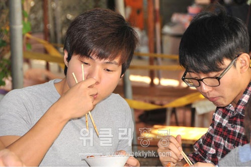 ▲ 비비큐를 즐기고 있는 홍콩한인유학생들