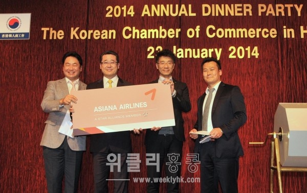 <아시아나 미주 왕복항공권(비즈니스클라스)에 당첨된 상공회원은 이 모임에 참석한 지 6년 만에 처음 받아보는 상이라며 소감을 전했다. >