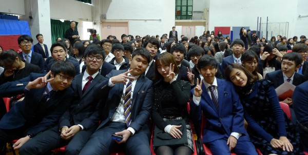 <졸업을 맞은 고등과정 졸업생들이 새로운 세계를 향한 힘찬 출발에 앞서 승리를 다짐하며 V자를 그리고 있다 >  