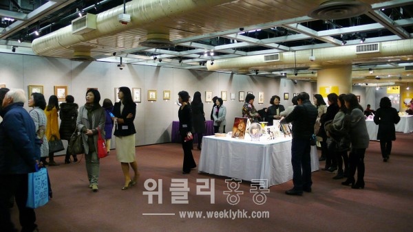 ▲ 홍콩 문화센터에서 열린 포슬린 전시회에를 찾은 관람객들이 작품들을 관심 있게 보고 있다.