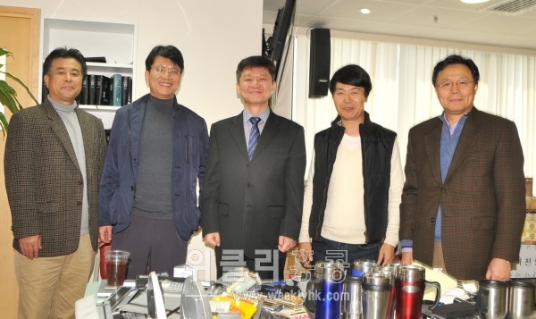<남성 임원들과 함께 한 김훈 목사(중간) >
