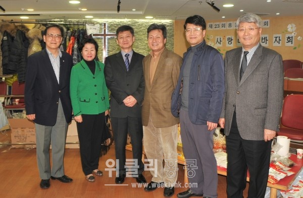<전인석 교민담당영사(오른쪽에서 세 번째)와 최영우 한인회장 당선자(왼쪽)가 제일교회 바자회장을 찾았다 >