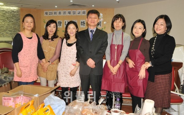 <김훈 목사(중간)가 바자회에 가장 수고가 많았던 여성 임원들을 격려하고 기념사진을 촬영했다 >