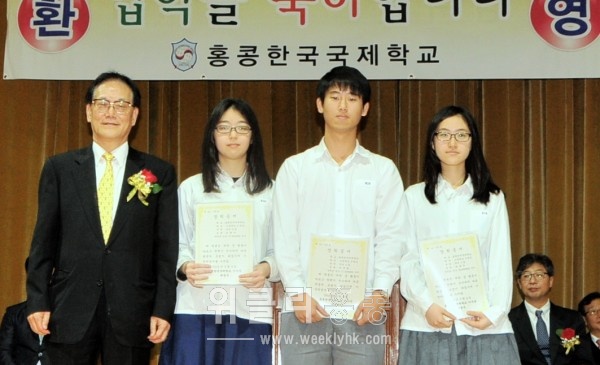 ▲ 최영우 재단이사장(왼쪽)으로부터 장학금과 장학증서를 수여받은 고등학교 3학년 학생들.