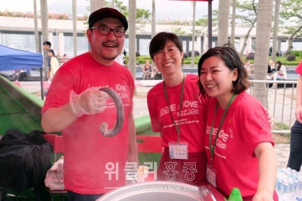 <바자회장에서 가장 인기 있는 품목 중 하나는 단연 순대다. 순대를 파는 이들의 얼굴에 기쁨이 가득하다. >