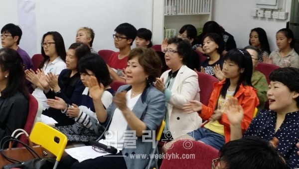 태풍8호와 가스펠송을 함께 부르며 호응하고 있는 안디옥교회 성도와 축하객들.