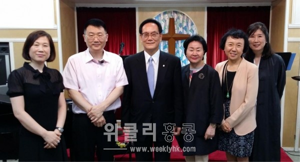 김해지 목사가 열린잔치에 참석한 축하객들과 함께 기념촬영에 임했다. 사진 왼쪽부터 조한나 선교사, 김해지 목사, 홍콩한인회 최영우 회장, 두란노 문화원 이명희 대표, 홍콩한인여성회 김미리 회장 & 임미정 부회장