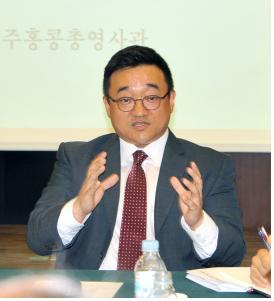 <홍콩로펌 WAT & CO의 김정용 변호사(주홍콩총영사관 자문변호사)가 홍콩 체류시 숙지해야 할 홍콩 관련 법규에 대해 설명하고 있다. >