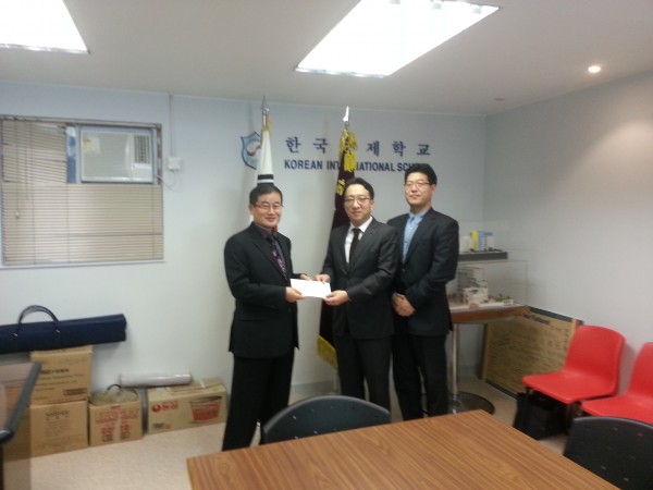 <홍콩한국검도협회가 한국학교에 발전기금을 전달했다. 사진 왼쪽부터 서재철 교장, 국준호 회장, 김영수 사범 >