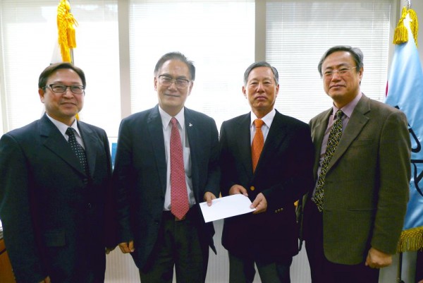 <장학금 전달 후 기념사진을 찍고 있는 (왼쪽부터) 홍콩한인회 오계근 토요학교장, 최영우 한인회장, 김진만 고문, 김운영 부회장 >