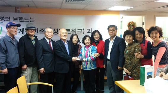<최종석 신임 교민담당영사(오른쪽에서 4번째)가 바자회장을 찾아 코윈회원들의 활동을 격려하고, 홍콩한인 어르신들과 담소를 나눴다. >