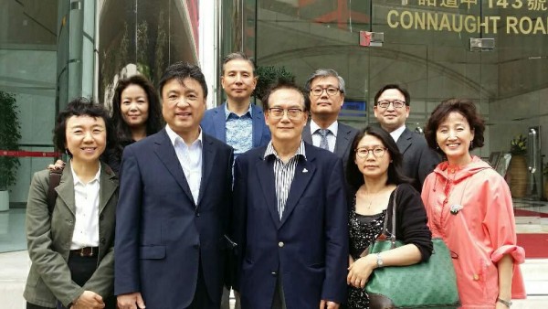 <재외동포재단 김영근 사업이사(앞줄 왼쪽에서 두 번째)가 교민간담회를 마치고 최영우 한인회장(왼쪽에서 세 번째) 등 참석자들과 기념촬영을 하고 있다. >