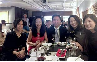 <와인 론칭 행사에서 즐거운 시간을 보내는 하객들 >