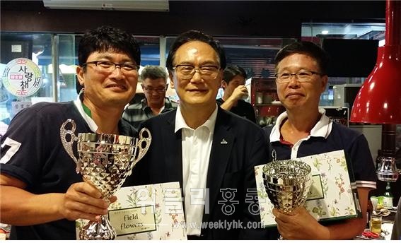 <금배부 우승팀인 윤만영, 홍해운 선수와 최영우 한인회장(중간) >