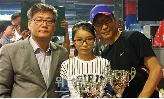 <동배부 우승팀 박주성, 조윤태 및 총영사관 최종석 교민담당영사(왼쪽) >