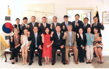 <제17대 민주평통자문위원 임명장 전수식에 참석한 16대 및 17대 자문위원들 >
