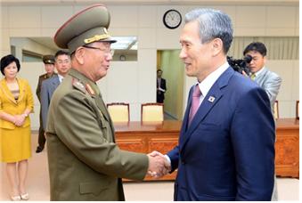 <새벽 0시55분…마침내 악수 김관진 청와대 국가안보실장(오른쪽)과 황병서 북한군 총정치국장이 25일 새벽 판문점에서 ‘무박 4일’ 마라톤 협의를 끝마친 뒤 웃으며 악수하고 있다. >