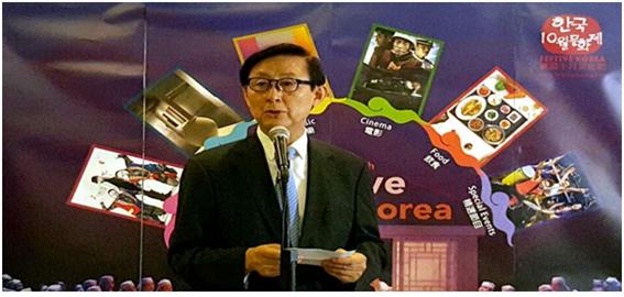 <오프닝 리셉션에서 축사를 하고 있는 김광동 홍콩총영사 >.
