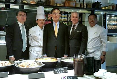 <아이콘호텔에서 열린 Taste of Korea 오피니언 리더 시식회에서 뷔페 레스토랑에 차려진 한식을 둘러본 후. 왼쪽부터 aT센터 이승훈 지점장, 인터콘티넨털 안현순 쉐프, 김광동 총영사, 아이콘호텔 리처드 해터 총지배인 > 