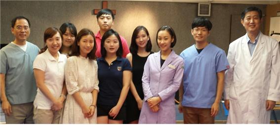 <(성)프로란치스코 의료봉사회 박린 회장(왼쪽)과 봉사회 회원들 >